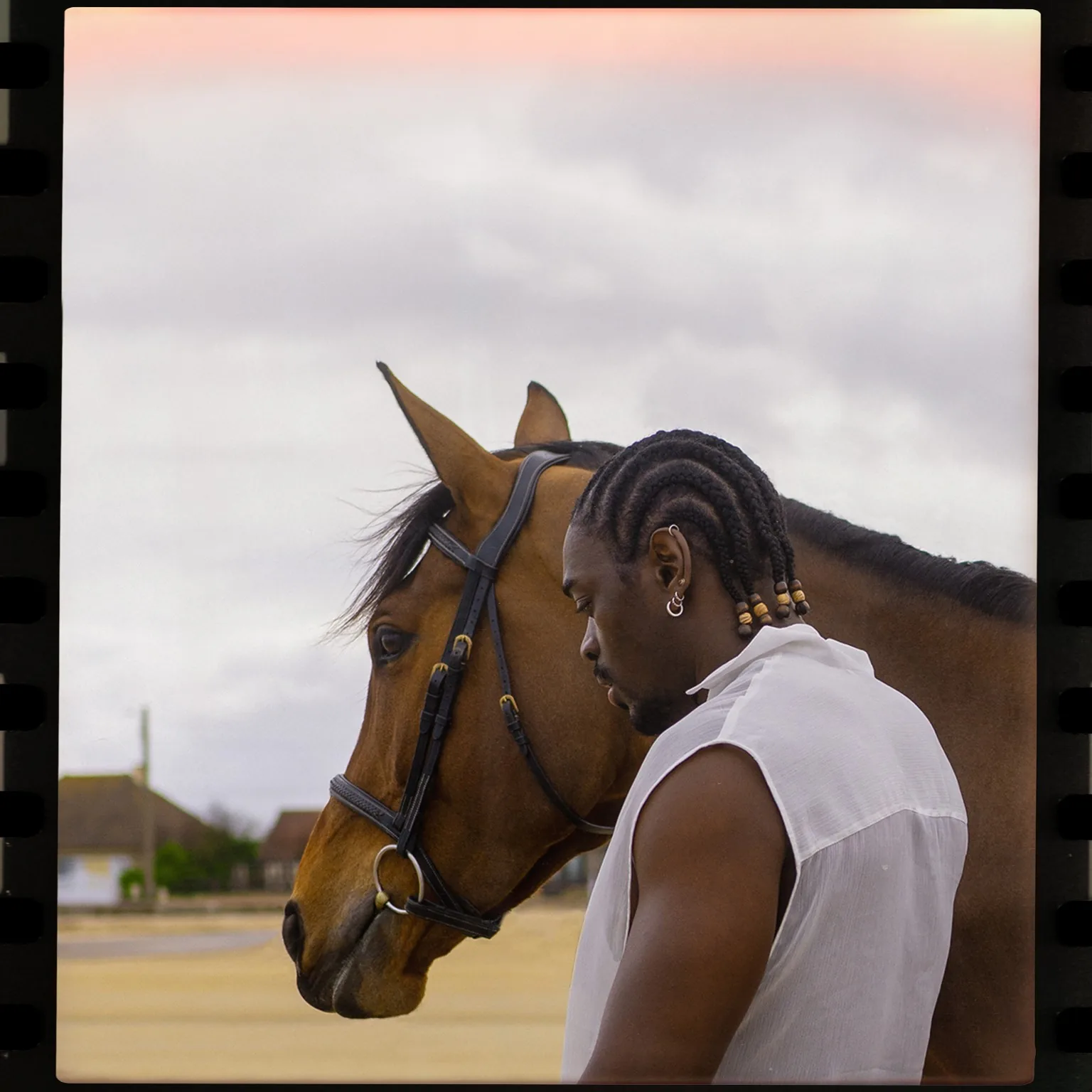 Khaal aux côtés d’un cheval